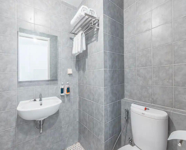 Bathroom, NEWLY Hotel Bekasi - Prima Orchard , Bekasi