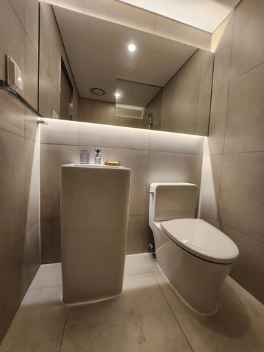 Bathroom 3, GLOCALOCA, Jung