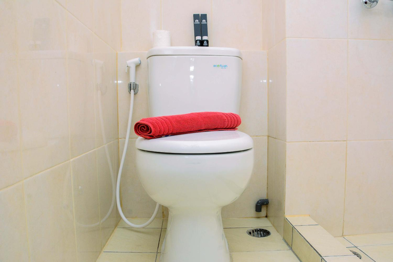 Bathroom 4, Relax Studio @ Springlake Summarecon By Travelio, Bekasi