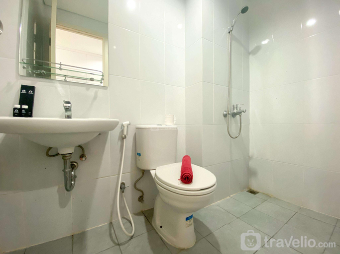 Bathroom 3, Minimalist Studio at Patraland Urbano By Travelio, Bekasi