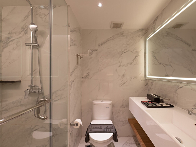 Bathroom 5, Grand Zuri Pekanbaru, Pekanbaru