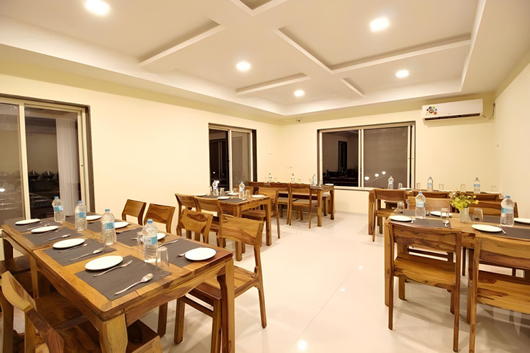 Food & Drinks, Ivy Park Resort, Satara