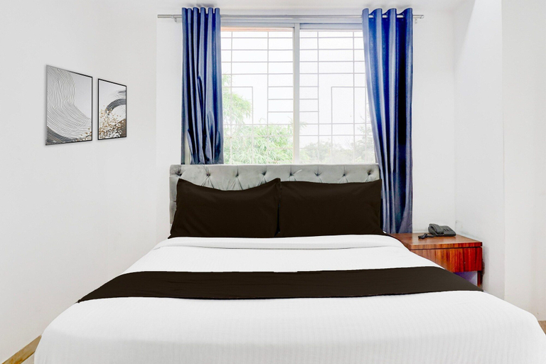 Room 2, Super Townhouse Koregaon Park, Pune