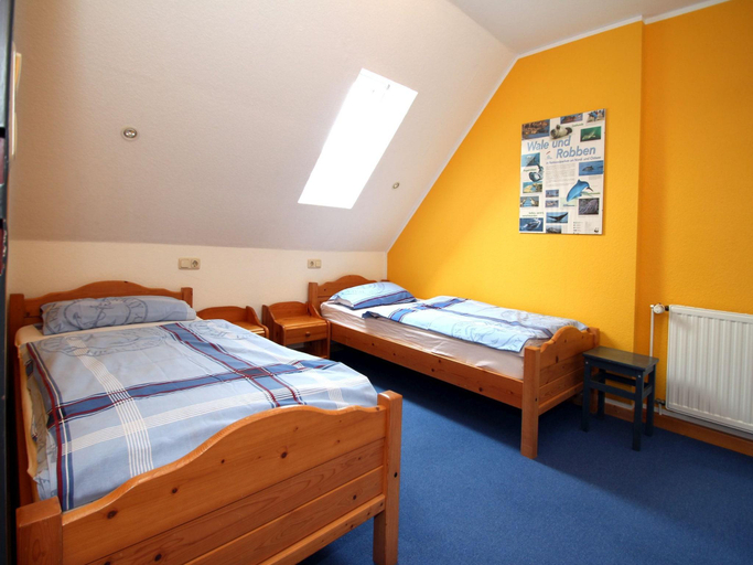 Bedroom 2, Reihenhaus, Dornumersiel, Aurich