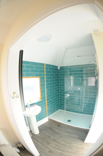 Bathroom 3, Victoria Inn, Cornwall