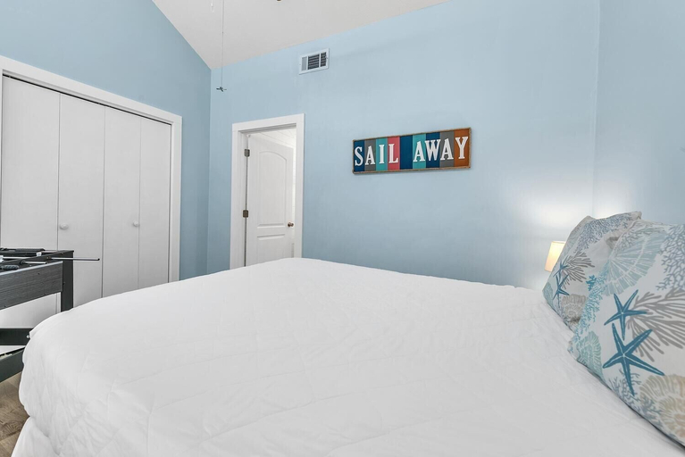 Bedroom 3, Endless Summer F11, Bay