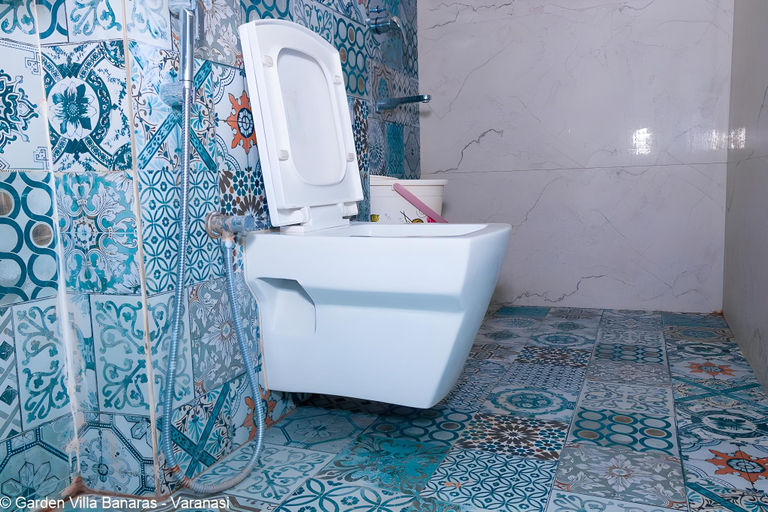 Bathroom, Hotel Chotiwala – 10 Mins from Kashi Vishwanath Temple, Varanasi