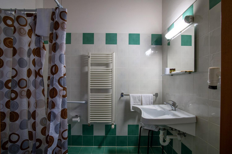 Bathroom 3, Hotel Caneo, Gorizia