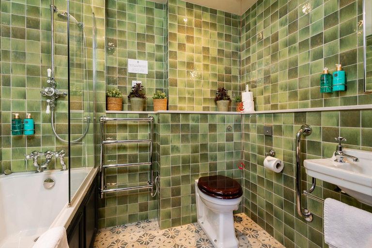 Bathroom 4, Salisbury Arms Hotel, Hertfordshire