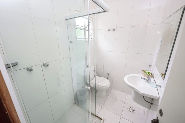 Bathroom 5, Delphin Beach Hotel, Guarujá