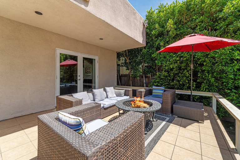Room 5, NEW - 1 Location-family-5br-yard-gym-parking, Los Angeles