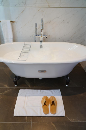 Bathroom 4, La Borie d'Helipse, Cantal