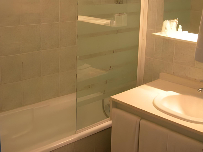 Bathroom 3, Hotel de la Madeleine Anduze, Gard