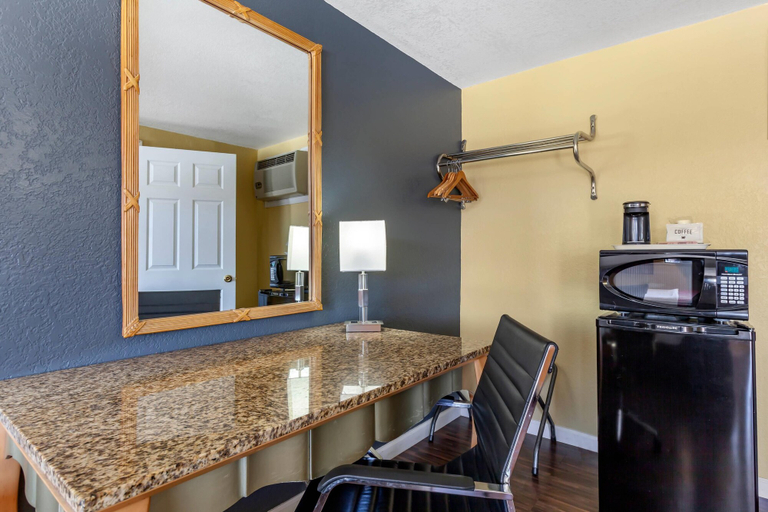 Others 5, Econo Lodge Clovis, Curry