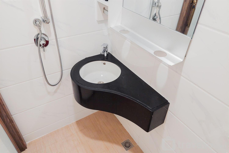 Bathroom 3, Well Furnished Studio @ Sky House BSD By Travelio, Tangerang