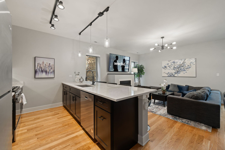 Room 2, 3 Bed 2 Bath Chicago Retreat w Balcony Parking, Cook