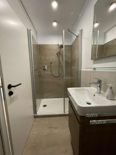 Bathroom 5, Haus Breslau, Leer