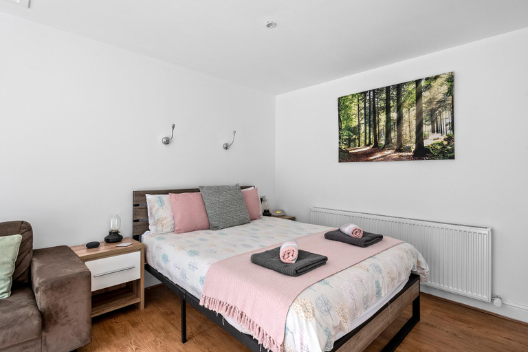 Bedroom 2, Number 2, Lytton Tree Lodge, Reydon, Southwold, Suffolk
