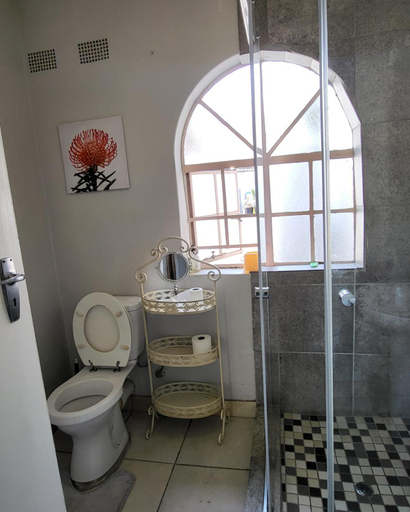 Bathroom 2, Sky view Guest House, City of Johannesburg