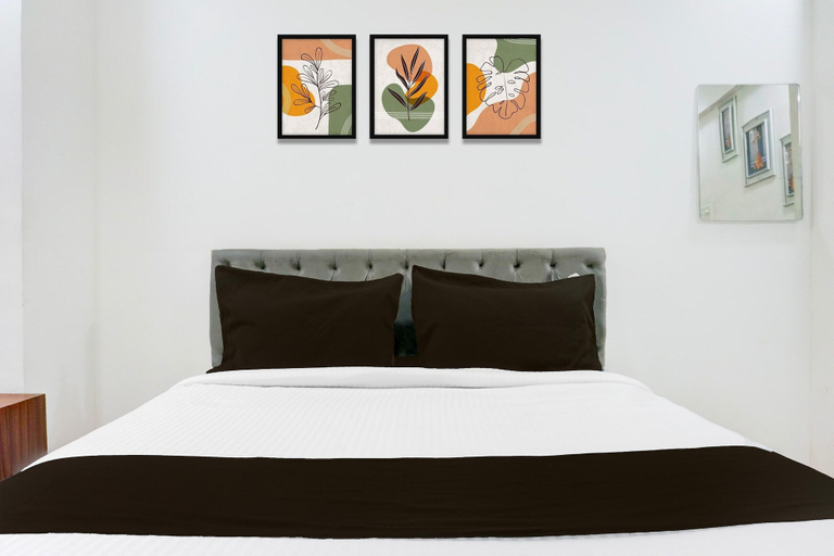 Room 3, Super Townhouse Koregaon Park, Pune