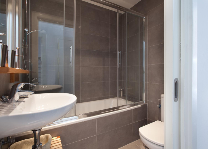 Bathroom 4, Blackandwhitehome Montjuic-Fira, Barcelona