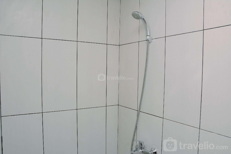 Bathroom 3, Cozy Studio Apt @ Grand Kamala Lagoon By Travelio, Bekasi