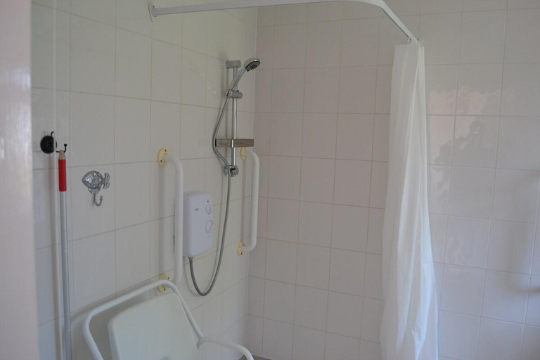 Bathroom 3, Number 4 - Lytton Tree Lodge, Reydon, Southwold, Suffolk