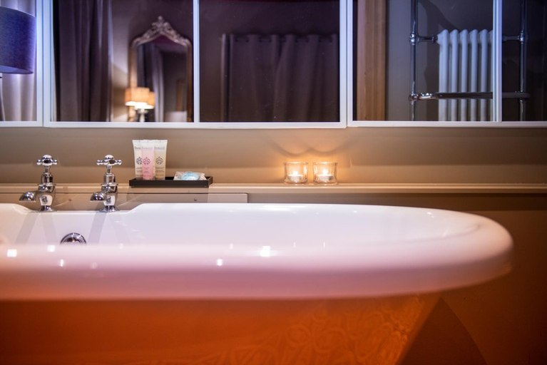 Bathroom 3, Les Maisons, Calvados