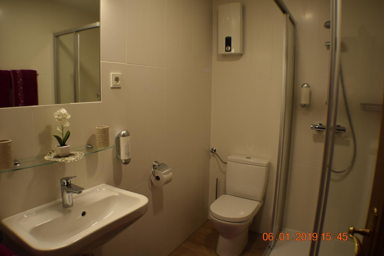 Bathroom 3, Hotel Burgergesellschaft, Altenkirchen (Westerwald)