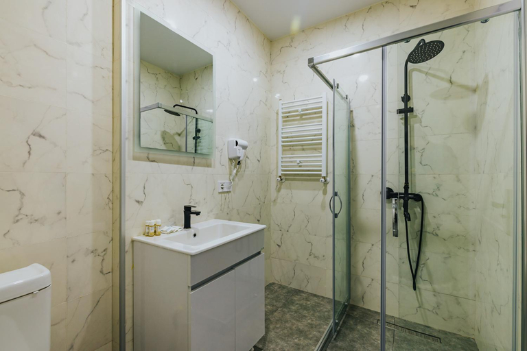 Bathroom 5, Komunna Luxe, Batumi