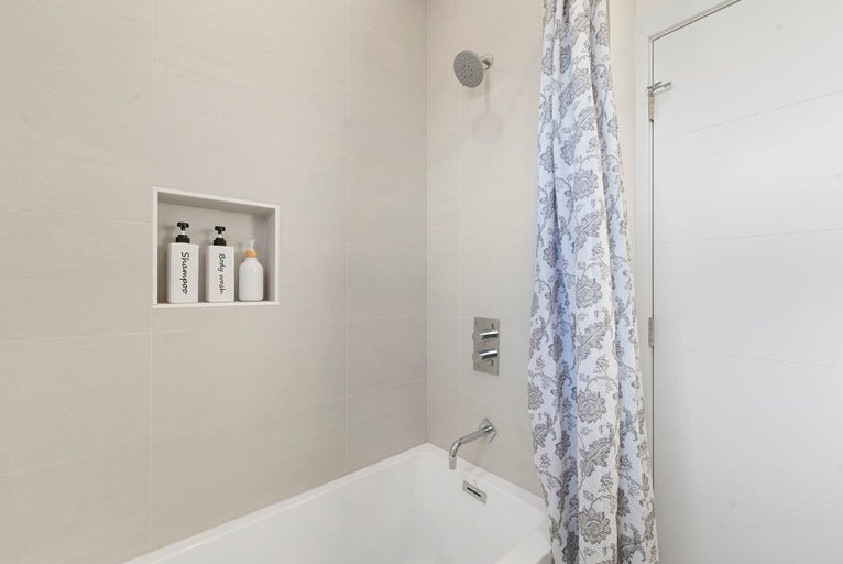 Room 3, New 3bed 2bath Condo With Parking by United Center, Cook