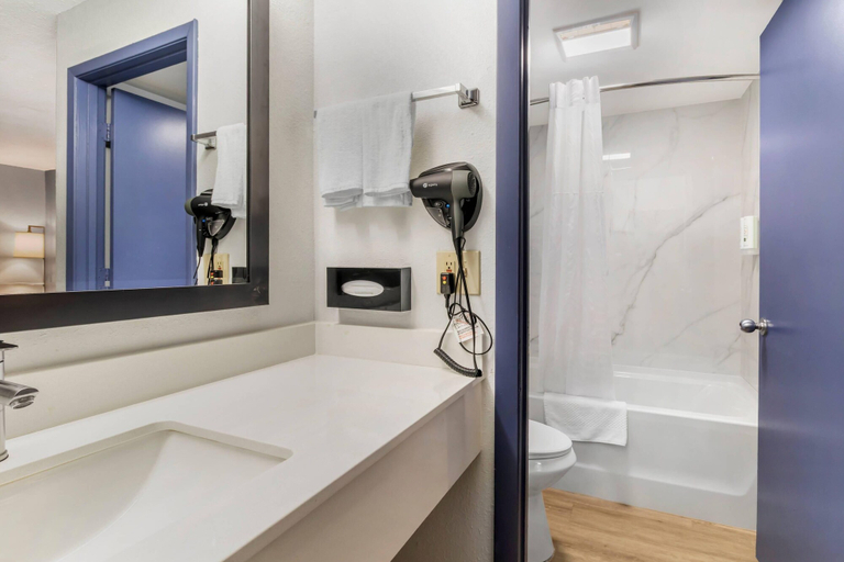 Bathroom 4, Quality Inn Madison - Huntsville, Madison