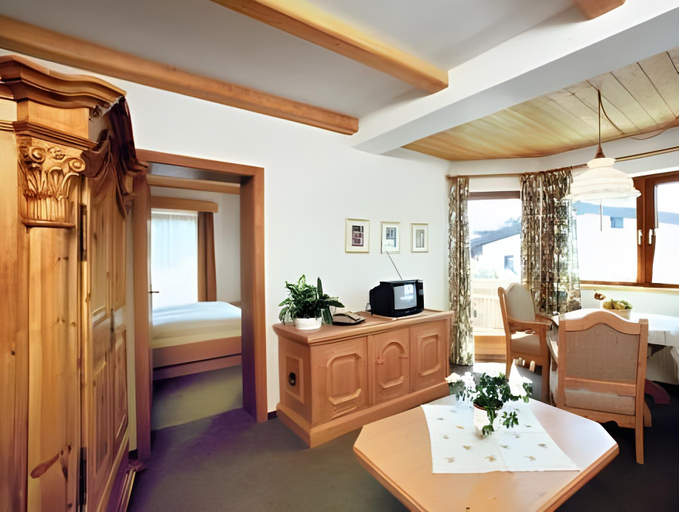 Bedroom 2, Appartement- und Wellnesshotel Charlotte - 3 Sterne Superior, Innsbruck Land