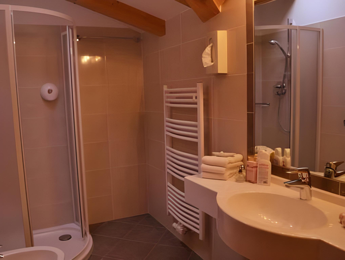 Bathroom 4, Hotel Dosses, Bolzano