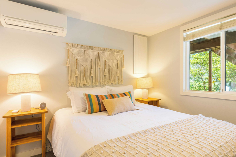 Bedroom 2, Mid-century Beach Cabin by Avantstay Walk to Beach, Island
