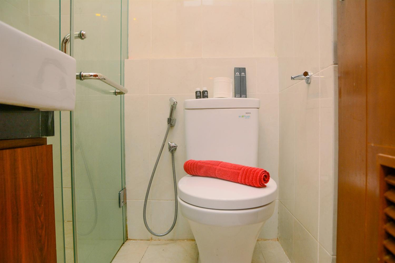 Bathroom 3, Strategic Studio Apt at Capitol Park By Travelio, Central Jakarta
