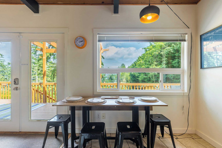 Others 4, Mid-century Beach Cabin by Avantstay Walk to Beach, Island