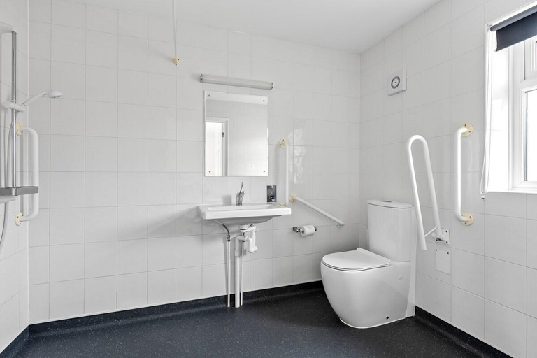 Bathroom 3, Number 7 - Lytton Tree Lodge, Reydon, Southwold, Suffolk
