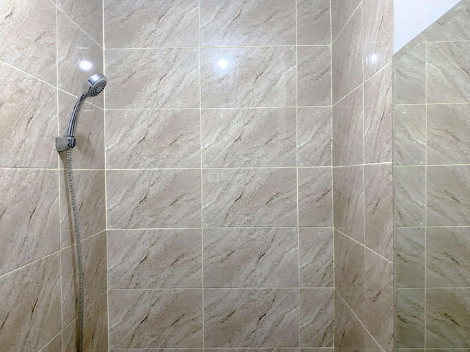 Bathroom, Restful Well Studio Transpark Juanda By Travelio, Bekasi