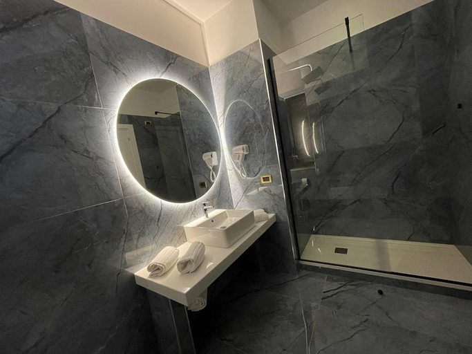 Bathroom 4, Ninfa hotel, Napoli