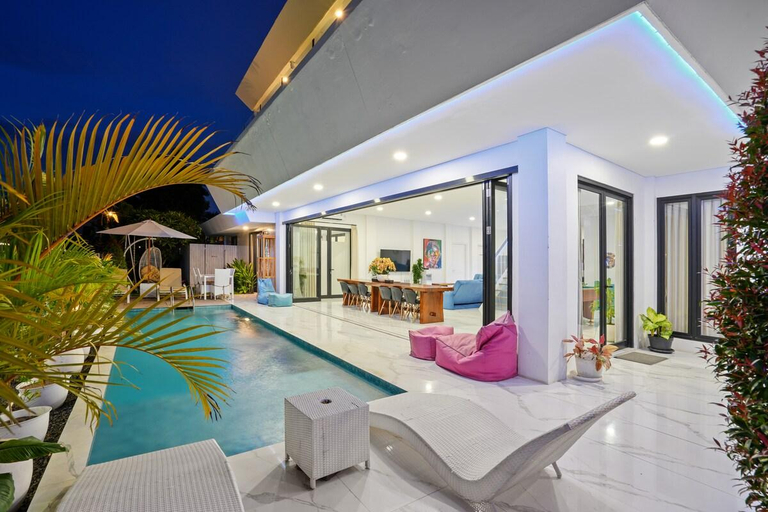 Sport & Beauty 2, Large Luxury Modern Mansion Sleeps 8 up to 50, Badung