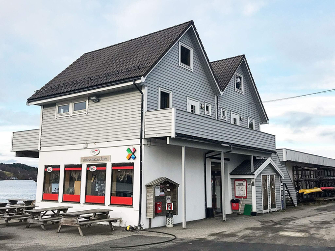 Exterior & Views