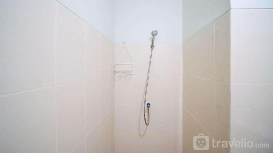 Bathroom 3, Best Cozy Living 2BR at Bale Hinggil By Travelio, Surabaya