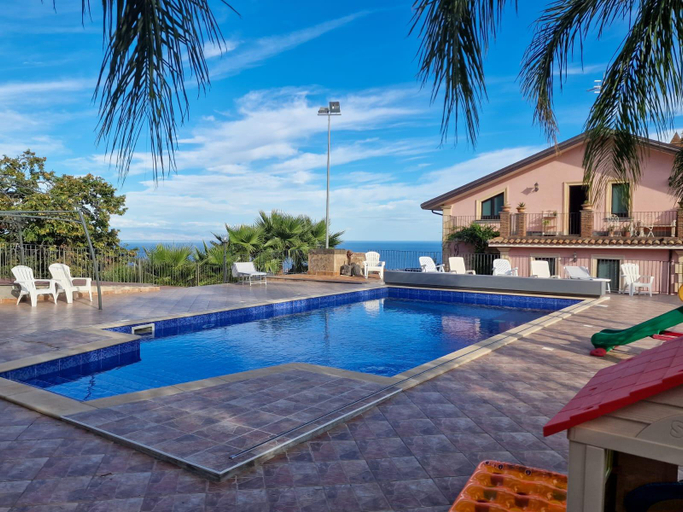 Sport & Beauty 2, Etna panoramic villa with swimming pool, Catania