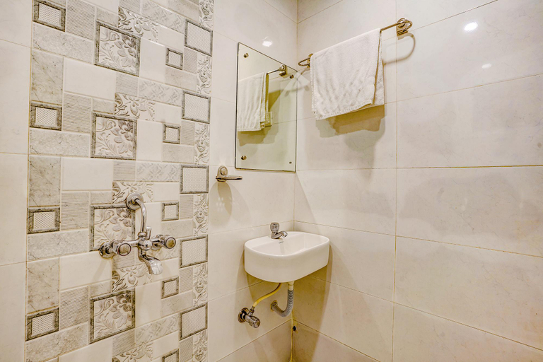 Bathroom 4, FabHotel Prakash Inn - T2 - Chhatrapati Shivaji Airport, Mumbai Suburban