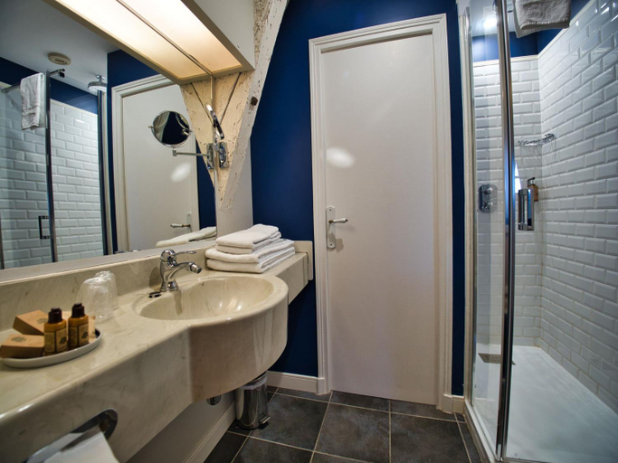 Bathroom 5, Chateau Hotel Edward 1er, Dordogne