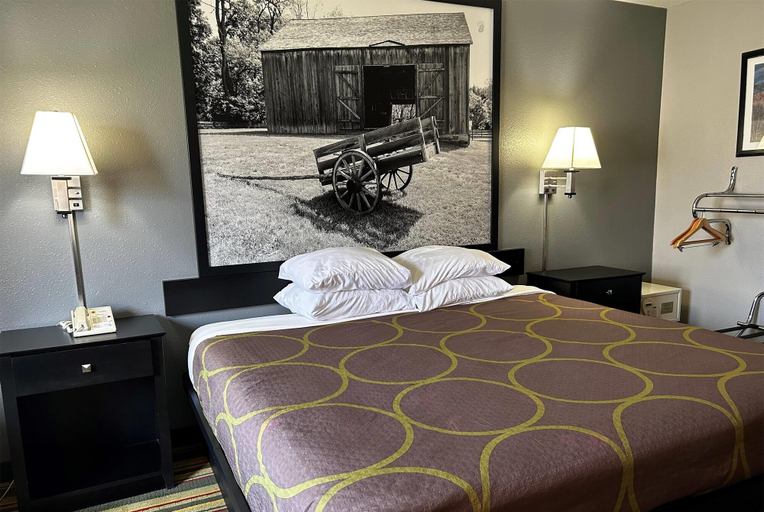 Bedroom 3, Super 8 by Wyndham Mound City, Holt
