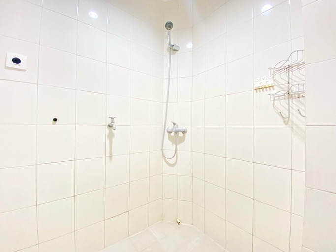 Bathroom, Chic and Cozy 2BR at Mekarwangi Square By Travelio, Bandung