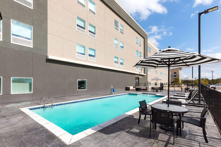 Sport & Beauty, La Quinta Inn & Suites by Wyndham Austin Parmer/Tech Ridge, Travis