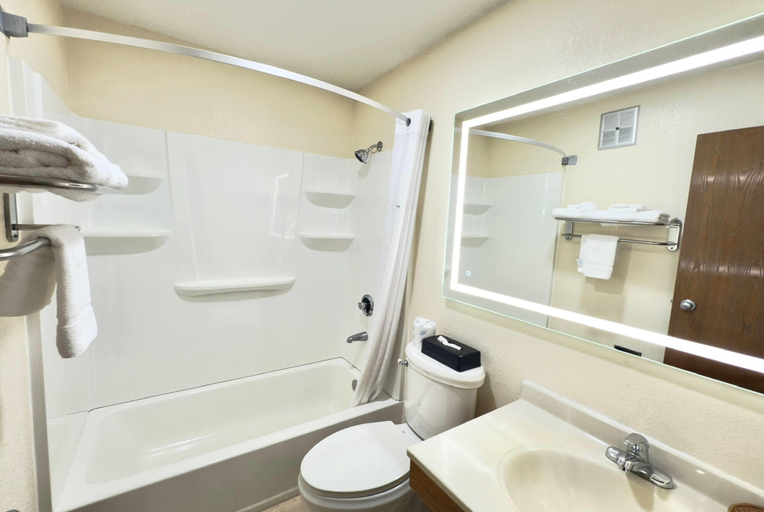 Bathroom 4, Super 8 by Wyndham Anderson/Clemson Area, Anderson